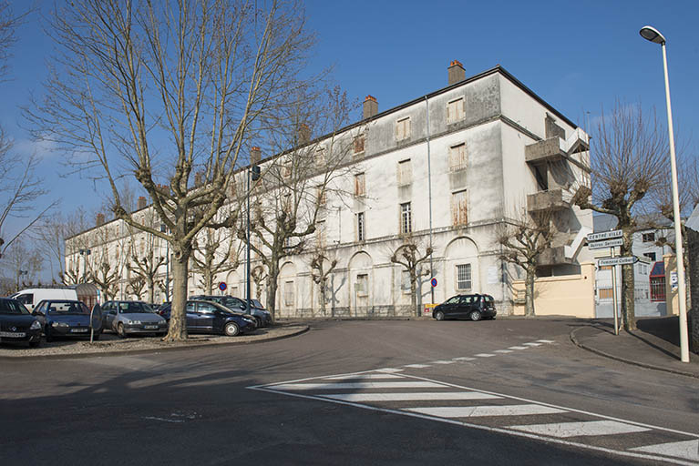 Façade antérieure donnant sur la place Boichut et pignon sud-est de l'ancienne caserne. © Mary Ruffinoni / Région Bourgogne-Franche-Comté, Inventaire du patrimoine - 2015