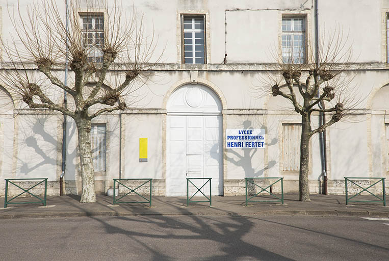 Détail de l'entrée principale donnant sur la place Boichut. © Mary Ruffinoni / Région Bourgogne-Franche-Comté, Inventaire du patrimoine - 2015