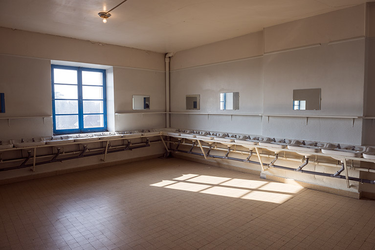 Espaces desaffectés dans les deux derniers étages de l'ancienne caserne, anciennement internat. © Mary Ruffinoni / Région Bourgogne-Franche-Comté, Inventaire du patrimoine - 2015