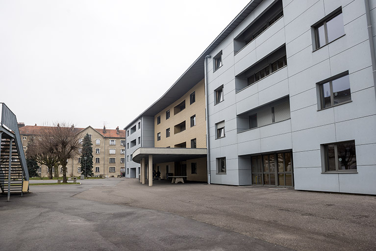 Cour devant la façade antérieure - ouest - de l'internat. © Mary Ruffinoni / Région Bourgogne-Franche-Comté, Inventaire du patrimoine - 2015