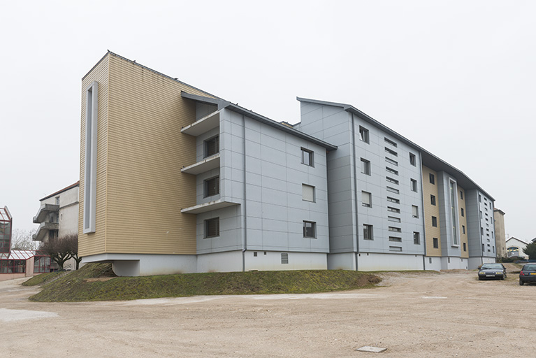 Façade postérieure - nord-est - de l'internat de garçons et son pignon sud vus du sud-est. © Mary Ruffinoni / Région Bourgogne-Franche-Comté, Inventaire du patrimoine - 2015