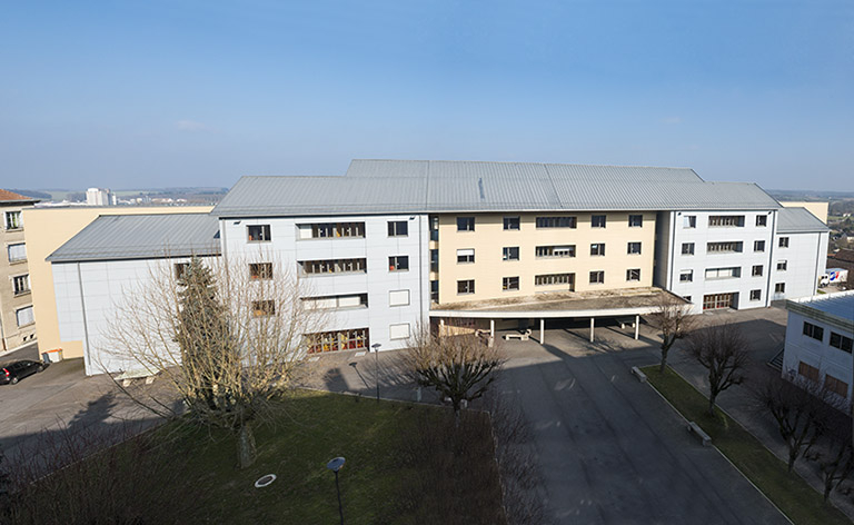 Cour et façade antérieure de l'internat de garçons depuis l'ancienne caserne. © Mary Ruffinoni / Région Bourgogne-Franche-Comté, Inventaire du patrimoine - 2015