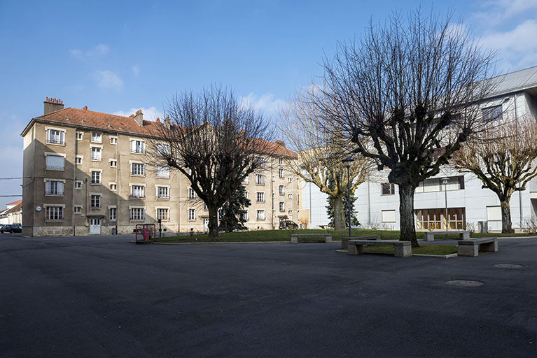Une partie de la cour devant le bâtiment d'administration et logements. © Mary Ruffinoni / Région Bourgogne-Franche-Comté, Inventaire du patrimoine - 2015