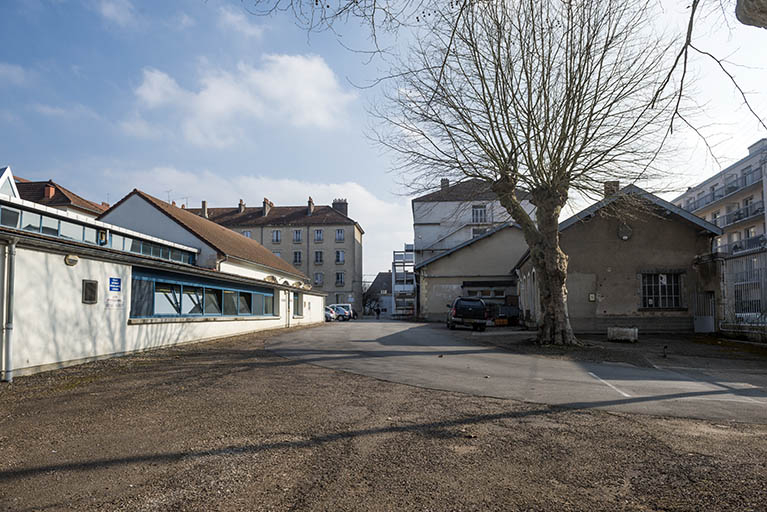 Façade ouest des ateliers et pignon nord-est de l'atelier de soudure du Greta. © Mary Ruffinoni / Région Bourgogne-Franche-Comté, Inventaire du patrimoine - 2015