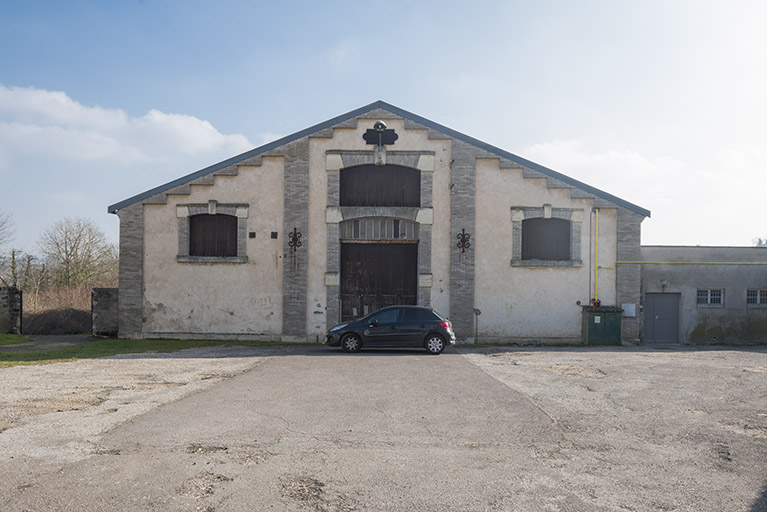 Vue de face du pignon antérieur du gymnase, ancien manège Colbert. © Mary Ruffinoni / Région Bourgogne-Franche-Comté, Inventaire du patrimoine - 2015