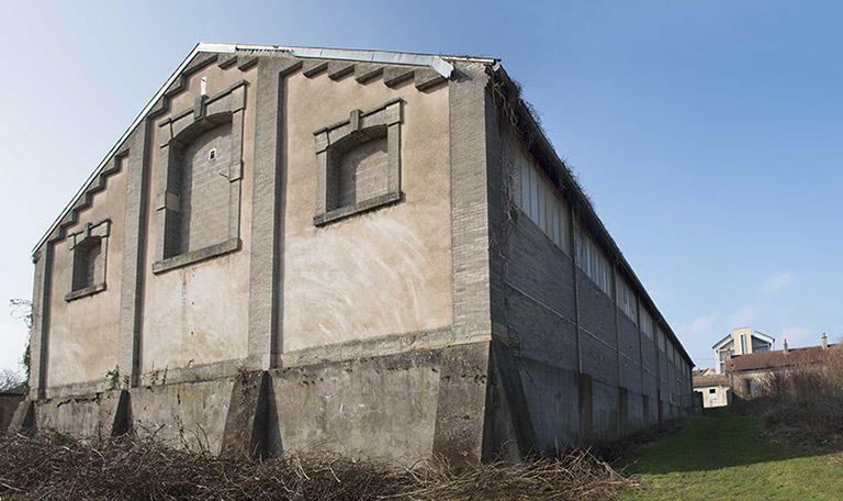 "Au bas de la caserne," vue de trois quart sud-est du pignon postérieur du gymnase, ancien manège Colbert. © Mary Ruffinoni / Région Bourgogne-Franche-Comté, Inventaire du patrimoine - 2015