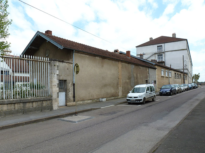 Façades et entrée sud-ouest sur la rue Signard. © Mary Ruffinoni / Région Bourgogne-Franche-Comté, Inventaire du patrimoine - 2015