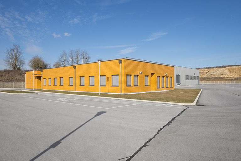 Angle sud-ouest et façade d'entrée ouest du bâtiment d'enseignement, façade sud de l'atelier. © Mary Ruffinoni / Région Bourgogne-Franche-Comté, Inventaire du patrimoine - 2015