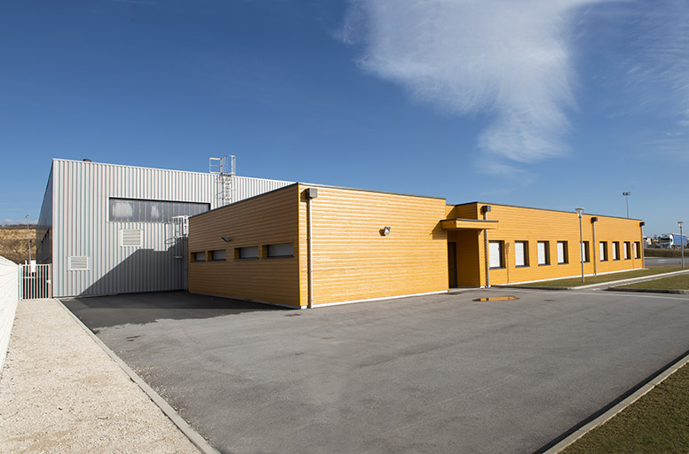 Angle nord-ouest, façade d'entrée ouest du bâtiment d'enseignement et angle nord-ouest de l'atelier. © Mary Ruffinoni / Région Bourgogne-Franche-Comté, Inventaire du patrimoine - 2015