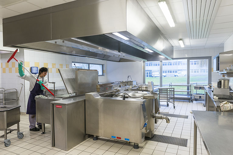 Vue intérieure de la cuisine de la cantine. © Mary Ruffinoni / Région Bourgogne-Franche-Comté, Inventaire du patrimoine - 2015
