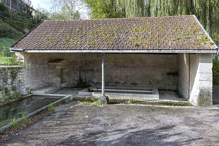 Vue générale de la fontaine-lavoir. © Sonia Dourlot / Région Bourgogne-Franche-Comté, Inventaire du patrimoine - 2015