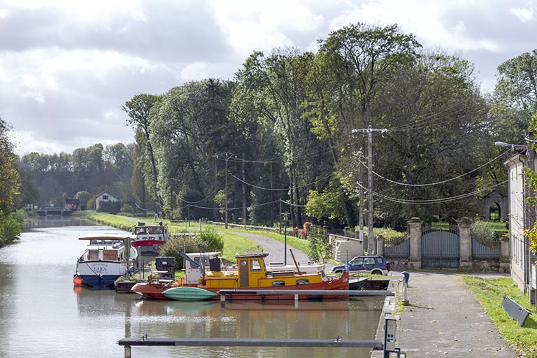 Vue sur le canal, le chemin de contre-hâlage, le port, le parc Barbey et son portail, depuis le nord-est. © Sonia Dourlot / Région Bourgogne-Franche-Comté, Inventaire du patrimoine - 2015 Vue sur le canal, le chemin de contre-hâlage, le port, le parc Barbey et son portail, depuis le nord-est. © Sonia Dourlot / Région Bourgogne-Franche-Comté, Inventaire du patrimoine - 2015