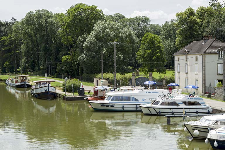 Vue sur le port, le parc Barbey et son portail, la façade est du pavillon Barbey, depuis le nord-est. © Sonia Dourlot / Région Bourgogne-Franche-Comté, Inventaire du patrimoine - 2015 Vue sur le port, le parc Barbey et son portail, la façade est du pavillon Barbey, depuis le nord-est. © Sonia Dourlot / Région Bourgogne-Franche-Comté, Inventaire du patrimoine - 2015