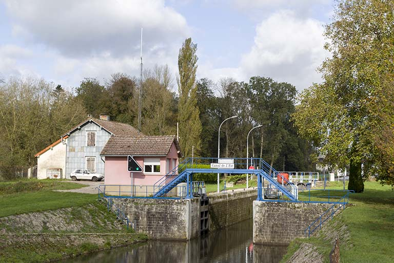 Vue du site d'écluse depuis l'aval. © Sonia Dourlot / Région Bourgogne-Franche-Comté, Inventaire du patrimoine - 2015 Vue du site d'écluse depuis l'aval. © Sonia Dourlot / Région Bourgogne-Franche-Comté, Inventaire du patrimoine - 2015