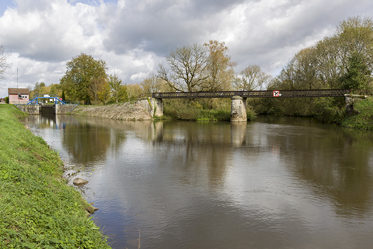 En amont de la confluence avec la Saône, la confluence du Coney et du canal, site d'écluse et passerelle sur le Coney, depuis le sud. © Sonia Dourlot / Région Bourgogne-Franche-Comté, Inventaire du patrimoine - 2015 En amont de la confluence avec la Saône, la confluence du Coney et du canal, site d'écluse et passerelle sur le Coney, depuis le sud. © Sonia Dourlot / Région Bourgogne-Franche-Comté, Inventaire du patrimoine - 2015