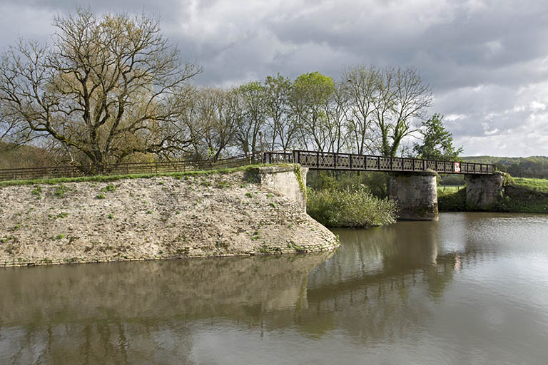 La passerelle enjambant le Coney vue du nord-ouest.  © Sonia Dourlot / Région Bourgogne-Franche-Comté, Inventaire du patrimoine - 2015 La passerelle enjambant le Coney vue du nord-ouest.  © Sonia Dourlot / Région Bourgogne-Franche-Comté, Inventaire du patrimoine - 2015