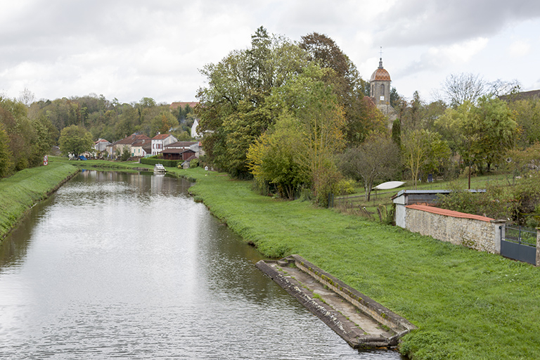 Le clocher de l'église depuis le pont. © Sonia Dourlot / Région Bourgogne-Franche-Comté, Inventaire du patrimoine - 2015 Le clocher de l'église depuis le pont. © Sonia Dourlot / Région Bourgogne-Franche-Comté, Inventaire du patrimoine - 2015