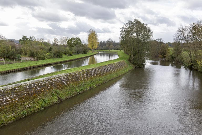 La sâone et le canal de navigation. © Sonia Dourlot / Région Bourgogne-Franche-Comté, Inventaire du patrimoine - 2015 La sâone et le canal de navigation. © Sonia Dourlot / Région Bourgogne-Franche-Comté, Inventaire du patrimoine - 2015