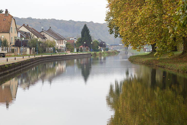 Le quai et le canal de navigation. © Sonia Dourlot / Région Bourgogne-Franche-Comté, Inventaire du patrimoine - 2015 Le quai et le canal de navigation. © Sonia Dourlot / Région Bourgogne-Franche-Comté, Inventaire du patrimoine - 2015