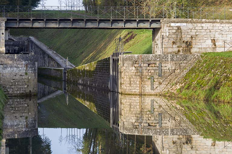 Entrée du canal amont et l'écluse de garde. © Sonia Dourlot / Région Bourgogne-Franche-Comté, Inventaire du patrimoine - 2015 Entrée du canal amont et l'écluse de garde. © Sonia Dourlot / Région Bourgogne-Franche-Comté, Inventaire du patrimoine - 2015