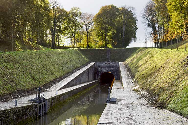 Le canal et le tunnel, vue amont. © Sonia Dourlot / Région Bourgogne-Franche-Comté, Inventaire du patrimoine - 2015 Le canal et le tunnel, vue amont. © Sonia Dourlot / Région Bourgogne-Franche-Comté, Inventaire du patrimoine - 2015