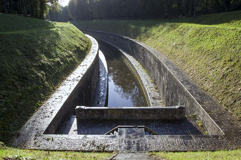 Vue vers l'aval depuis l'escalier surplomblant l'entrée aval du tunnel. © Sonia Dourlot / Région Bourgogne-Franche-Comté, Inventaire du patrimoine - 2015 Vue vers l'aval depuis l'escalier surplomblant l'entrée aval du tunnel. © Sonia Dourlot / Région Bourgogne-Franche-Comté, Inventaire du patrimoine - 2015