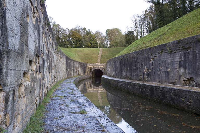 L'entrée du tunnel en aval, vue depuis la banquette de halage. © Sonia Dourlot / Région Bourgogne-Franche-Comté, Inventaire du patrimoine - 2015 L'entrée du tunnel en aval, vue depuis la banquette de halage. © Sonia Dourlot / Région Bourgogne-Franche-Comté, Inventaire du patrimoine - 2015