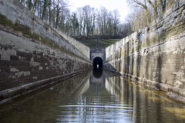 Le souterrain depuis la cuvette du canal. © Sonia Dourlot / Région Bourgogne-Franche-Comté, Inventaire du patrimoine - 2015 Le souterrain depuis la cuvette du canal. © Sonia Dourlot / Région Bourgogne-Franche-Comté, Inventaire du patrimoine - 2015