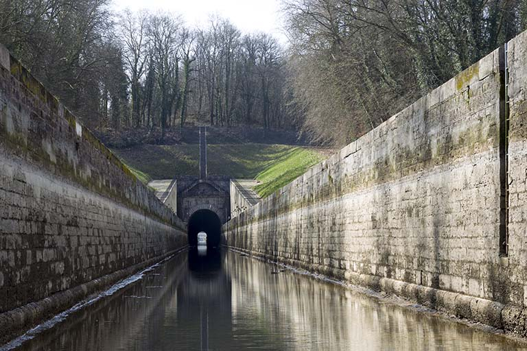 Vue d'ensemble : le canal de navigation, le souterrain et l'escalier surplombant la tête d'amont. © Sonia Dourlot / Région Bourgogne-Franche-Comté, Inventaire du patrimoine - 2015 Vue d'ensemble : le canal de navigation, le souterrain et l'escalier surplombant la tête d'amont. © Sonia Dourlot / Région Bourgogne-Franche-Comté, Inventaire du patrimoine - 2015