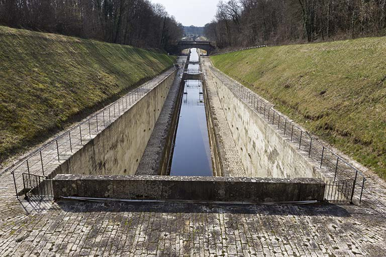 Vue depuis la terrasse surplombant l'entrée aval. © Sonia Dourlot / Région Bourgogne-Franche-Comté, Inventaire du patrimoine - 2015 Vue depuis la terrasse surplombant l'entrée aval. © Sonia Dourlot / Région Bourgogne-Franche-Comté, Inventaire du patrimoine - 2015