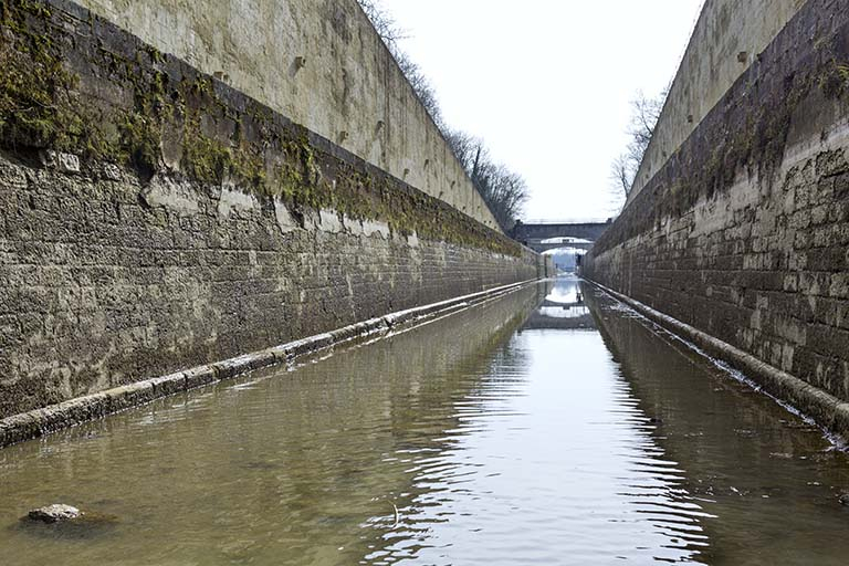 Le canal, vue prise depuis le radier. © Sonia Dourlot / Région Bourgogne-Franche-Comté, Inventaire du patrimoine - 2015 Le canal, vue prise depuis le radier. © Sonia Dourlot / Région Bourgogne-Franche-Comté, Inventaire du patrimoine - 2015