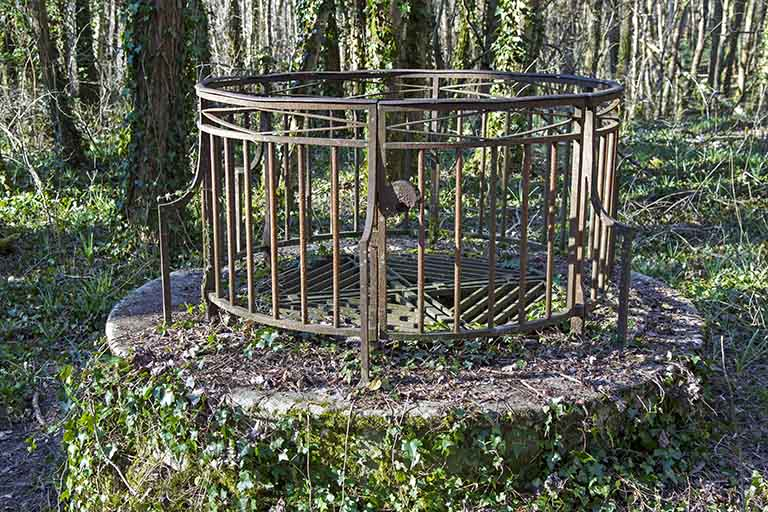 Le puits avec son mur, sa margelle et son garde-corps. © Sonia Dourlot / Région Bourgogne-Franche-Comté, Inventaire du patrimoine - 2015 Le puits avec son mur, sa margelle et son garde-corps. © Sonia Dourlot / Région Bourgogne-Franche-Comté, Inventaire du patrimoine - 2015