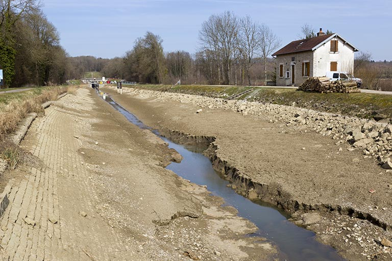Travaux de curage du canal en 2015, partie aval de la dérivation de Savoyeux. © Sonia Dourlot / Région Bourgogne-Franche-Comté, Inventaire du patrimoine - 2015