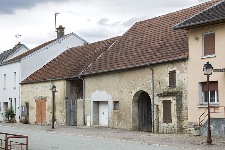 Ferme bloc au 37 Grande Rue. Composée d'une étable à vaches ("écurie), une grange et un logis, elle a été modifiée avec la transformation de l'étable en garage. © Sonia Dourlot / Région Bourgogne-Franche-Comté, Inventaire du patrimoine - 2015 Ferme bloc au 37 Grande Rue. Composée d'une étable à vaches ("écurie), une grange et un logis, elle a été modifiée avec la transformation de l'étable en garage. © Sonia Dourlot / Région Bourgogne-Franche-Comté, Inventaire du patrimoine - 2015