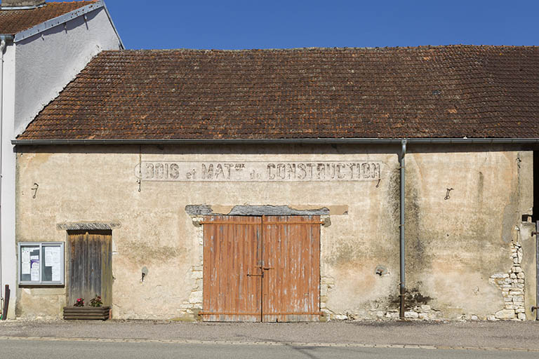 Entrepôt au 35 Grande Rue. © Sonia Dourlot / Région Bourgogne-Franche-Comté, Inventaire du patrimoine - 2015 Entrepôt au 35 Grande Rue. © Sonia Dourlot / Région Bourgogne-Franche-Comté, Inventaire du patrimoine - 2015