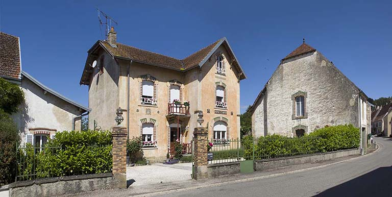 Maison au 32 Grande Rue. © Sonia Dourlot / Région Bourgogne-Franche-Comté, Inventaire du patrimoine - 2015 Maison au 32 Grande Rue. © Sonia Dourlot / Région Bourgogne-Franche-Comté, Inventaire du patrimoine - 2015