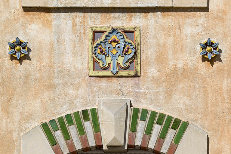Détail du décor de la façade. © Sonia Dourlot / Région Bourgogne-Franche-Comté, Inventaire du patrimoine - 2015 Détail du décor de la façade. © Sonia Dourlot / Région Bourgogne-Franche-Comté, Inventaire du patrimoine - 2015
