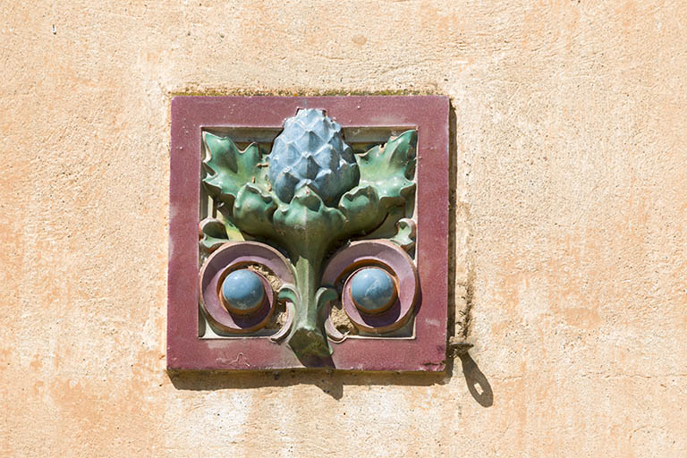 Détail de céramique sur la façade.  © Sonia Dourlot / Région Bourgogne-Franche-Comté, Inventaire du patrimoine - 2015 Détail de céramique sur la façade.  © Sonia Dourlot / Région Bourgogne-Franche-Comté, Inventaire du patrimoine - 2015