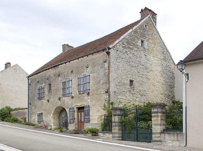 Demeure dite le Chapitre au 6 rue du Château. © Sonia Dourlot / Région Bourgogne-Franche-Comté, Inventaire du patrimoine - 2015 Demeure dite le Chapitre au 6 rue du Château. © Sonia Dourlot / Région Bourgogne-Franche-Comté, Inventaire du patrimoine - 2015