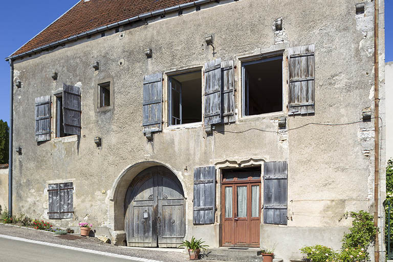 Demeure remarquable (dite du Chapitre), au 6 rue  du Château, classée au titre des Monuments historiques. © Sonia Dourlot / Région Bourgogne-Franche-Comté, Inventaire du patrimoine - 2015 Demeure remarquable (dite du Chapitre), au 6 rue  du Château, classée au titre des Monuments historiques. © Sonia Dourlot / Région Bourgogne-Franche-Comté, Inventaire du patrimoine - 2015