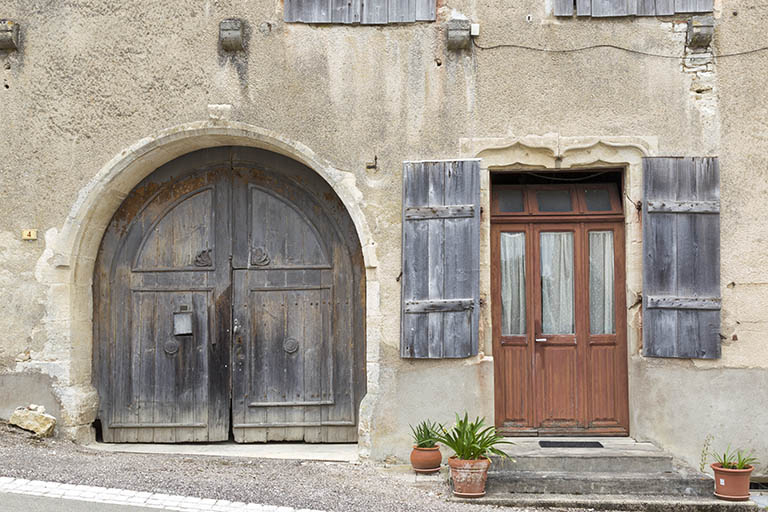 Façade antérieure : porte cochère et baie modifiée avec linteau en accolade. © Sonia Dourlot / Région Bourgogne-Franche-Comté, Inventaire du patrimoine - 2015 Façade antérieure : porte cochère et baie modifiée avec linteau en accolade. © Sonia Dourlot / Région Bourgogne-Franche-Comté, Inventaire du patrimoine - 2015