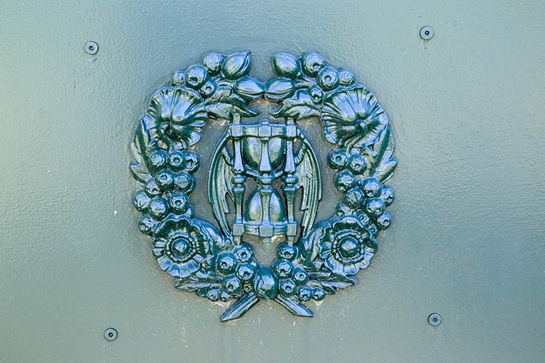 Motif décoratif sur la porte de l'entrée rue de Tincey. © Sonia Dourlot / Région Bourgogne-Franche-Comté, Inventaire du patrimoine - 2015