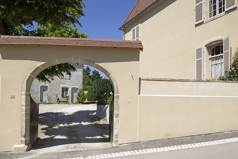 Vue d'ensemble depuis la Grande Rue : la demeure, parallèle à la rue, et la ferme en fond de cour. © Sonia Dourlot / Région Bourgogne-Franche-Comté, Inventaire du patrimoine - 2015 Vue d'ensemble depuis la Grande Rue : la demeure, parallèle à la rue, et la ferme en fond de cour. © Sonia Dourlot / Région Bourgogne-Franche-Comté, Inventaire du patrimoine - 2015