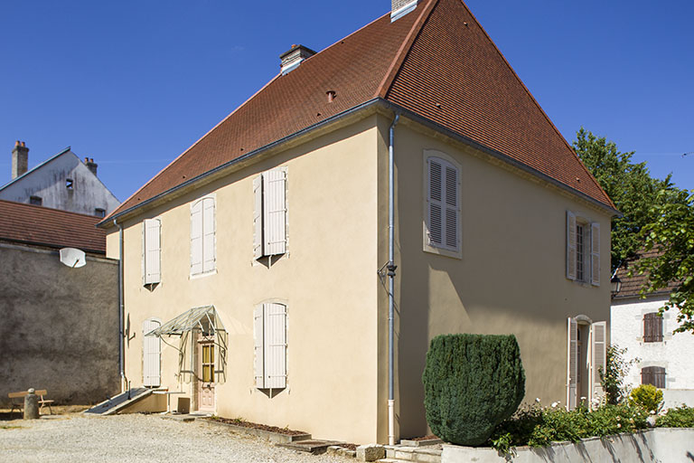 Façade postérieure de trois quart gauche. © Sonia Dourlot / Région Bourgogne-Franche-Comté, Inventaire du patrimoine - 2015 Façade postérieure de trois quart gauche. © Sonia Dourlot / Région Bourgogne-Franche-Comté, Inventaire du patrimoine - 2015