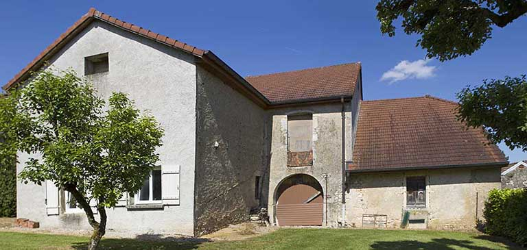 Vue générale de la ferme depuis le verger (au premier plan, le revers de la grange traversante). © Sonia Dourlot / Région Bourgogne-Franche-Comté, Inventaire du patrimoine - 2015 Vue générale de la ferme depuis le verger (au premier plan, le revers de la grange traversante). © Sonia Dourlot / Région Bourgogne-Franche-Comté, Inventaire du patrimoine - 2015