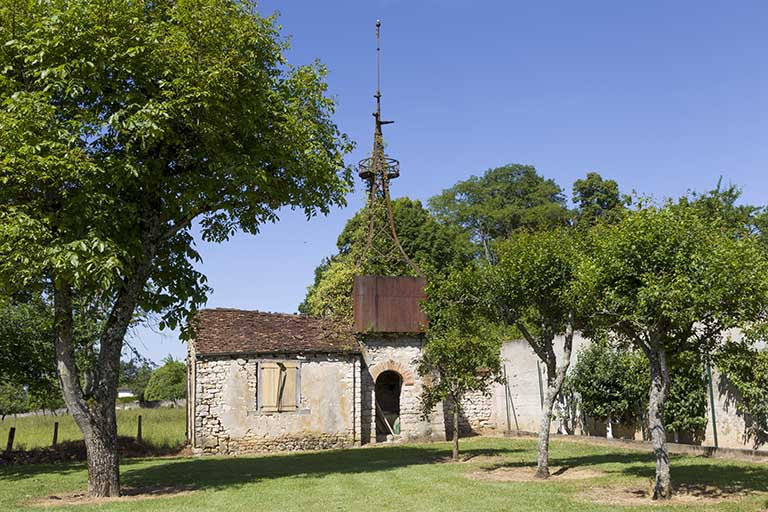 Bâtiment avec éolienne en fond de parcelle. © Sonia Dourlot / Région Bourgogne-Franche-Comté, Inventaire du patrimoine - 2015 Bâtiment avec éolienne en fond de parcelle. © Sonia Dourlot / Région Bourgogne-Franche-Comté, Inventaire du patrimoine - 2015