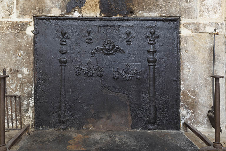 Intérieur : plaque de cheminée de la cuisine, portant la date 1729 (?). © Sonia Dourlot / Région Bourgogne-Franche-Comté, Inventaire du patrimoine - 2015 Intérieur : plaque de cheminée de la cuisine, portant la date 1729 (?). © Sonia Dourlot / Région Bourgogne-Franche-Comté, Inventaire du patrimoine - 2015