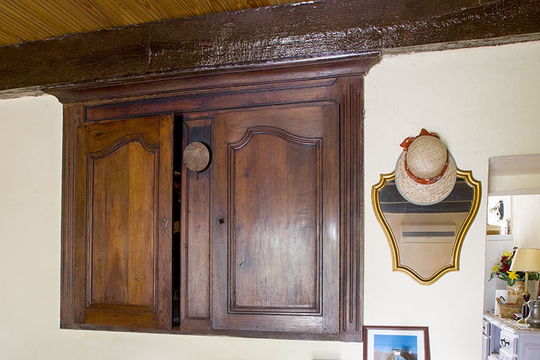 Intérieur : dans la salle à manger (ou "poêle"), le buffet au revers de la cheminée de la cuisine. © Sonia Dourlot / Région Bourgogne-Franche-Comté, Inventaire du patrimoine - 2015 Intérieur : dans la salle à manger (ou "poêle"), le buffet au revers de la cheminée de la cuisine. © Sonia Dourlot / Région Bourgogne-Franche-Comté, Inventaire du patrimoine - 2015