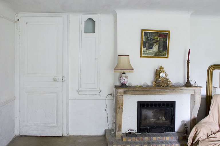 Maison au 43 Grande Rue, intérieur : le "poêle" (salle à manger) avec sa cheminée et sa pendule encastrée. © Sonia Dourlot / Région Bourgogne-Franche-Comté, Inventaire du patrimoine - 2015 Maison au 43 Grande Rue, intérieur : le "poêle" (salle à manger) avec sa cheminée et sa pendule encastrée. © Sonia Dourlot / Région Bourgogne-Franche-Comté, Inventaire du patrimoine - 2015