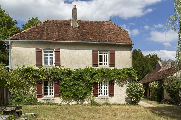 Façade latérale gauche de l'aile en retour d'équerre. © Sonia Dourlot / Région Bourgogne-Franche-Comté, Inventaire du patrimoine - 2015 Façade latérale gauche de l'aile en retour d'équerre. © Sonia Dourlot / Région Bourgogne-Franche-Comté, Inventaire du patrimoine - 2015